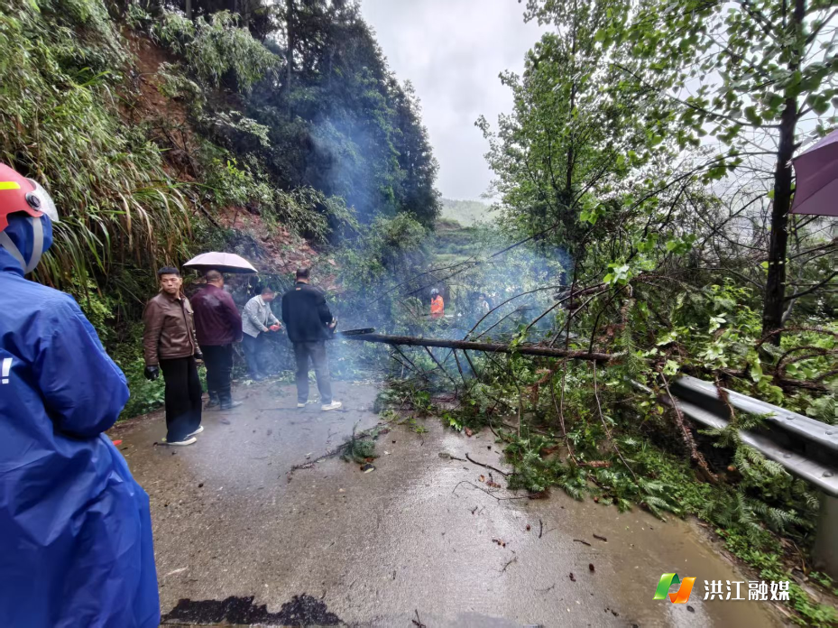 【深渡苗族乡】雨后巡查除隐患 快速清障保畅通