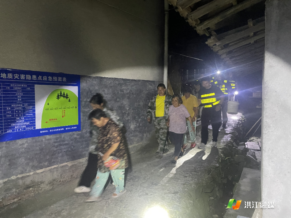 闻“险”而动 深夜护航——熟坪乡开展地质灾害应急转移演练