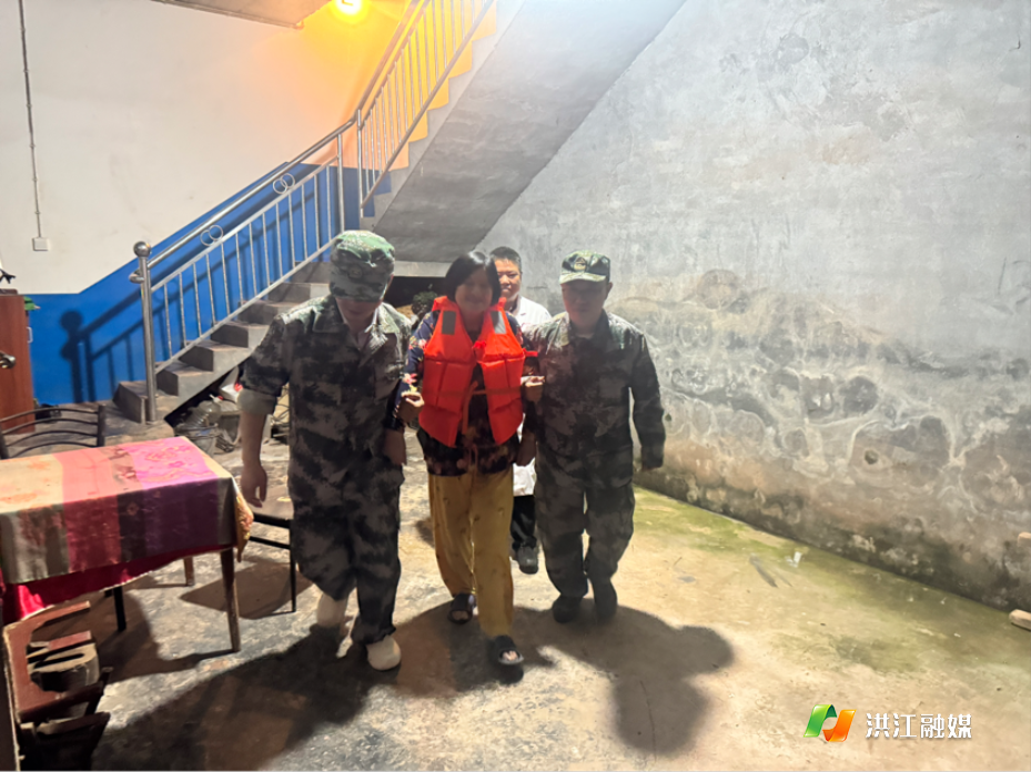  【岩垅乡】以练备战防风险 深夜练兵保平安
