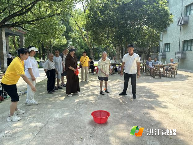 市社会福利院安江分院组织长者踏春游安江农校
