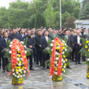 我县举行2023年清明节祭扫活动