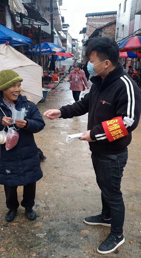 给赶集人员发放口罩.jpg
