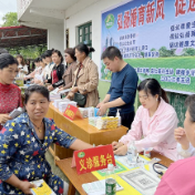 牌楼乡联合县计生协会深入熊峰村开展义诊活动