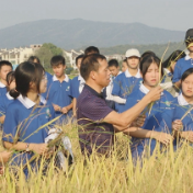 劳动最光荣：安仁二中师生田间出真知