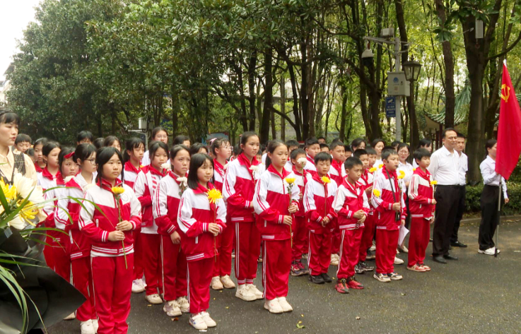 县芙蓉学校开展清明祭奠革命英烈活动