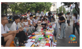 萌娃变身小摊主 “小买卖”大收获