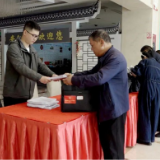 出席县第十七届人大三次会议的代表陆续抵达驻地向大会报到
