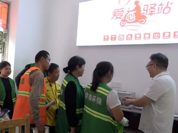 我县举办“爱心驿站”服务提质和集中宣传活动