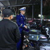 县消防救援局开展消防安全集中夜查行动
