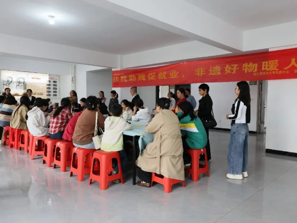 我县举办“锦绣非遗 温暖同行”亲子手工助残公益活动