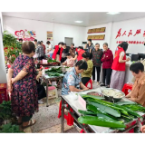 粽香飘邻里 和睦共此时