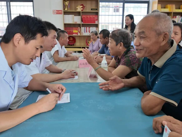 专家义诊进乡村 健康服务暖民心