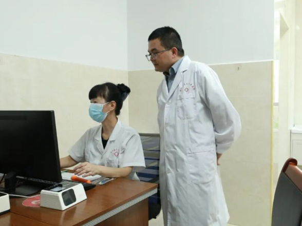 树典型 立榜样 提士气 振精神丨闵银杰：以仁心护民心 以实干显担当
