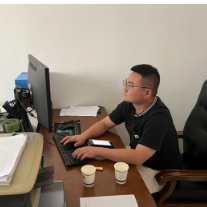 那个把老百姓背在背上的年轻基层干部走了……