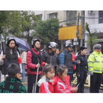 暖心“护学岗” 撑起“平安伞”