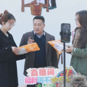 安仁融媒直播助农团队进车间 “华王红薯粉”云端飘香