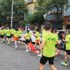 红歌伴奔跑 风雨敬祖国——安仁县酷跑运动协会开展国庆聚跑活动