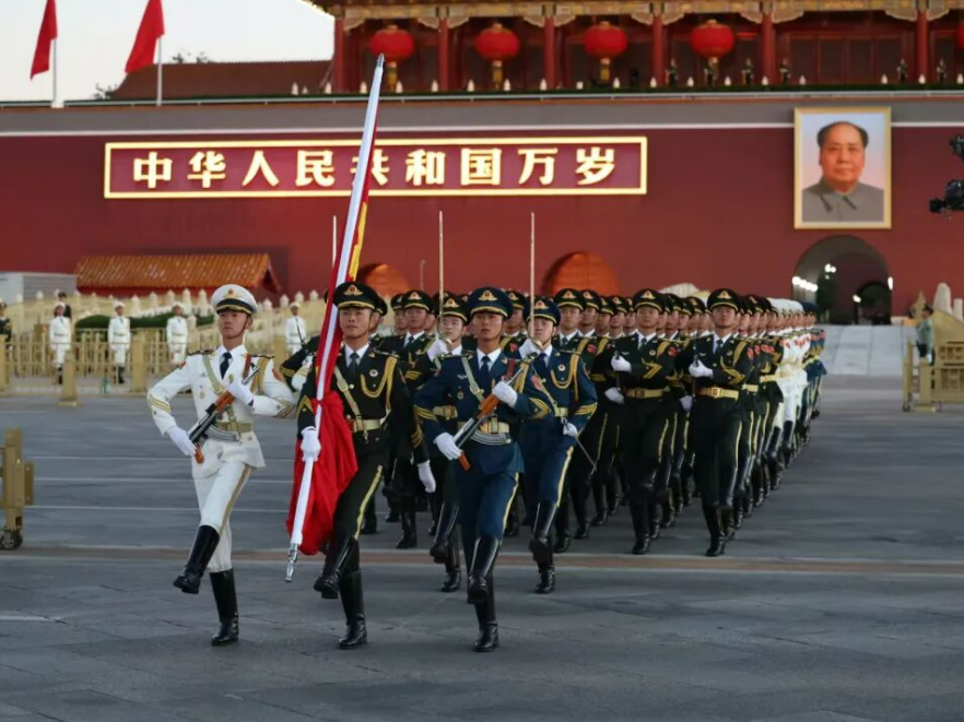 国旗与太阳一同升起！我爱你，中国！