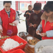 饺香传情庆元宵 志愿敬老暖桑榆