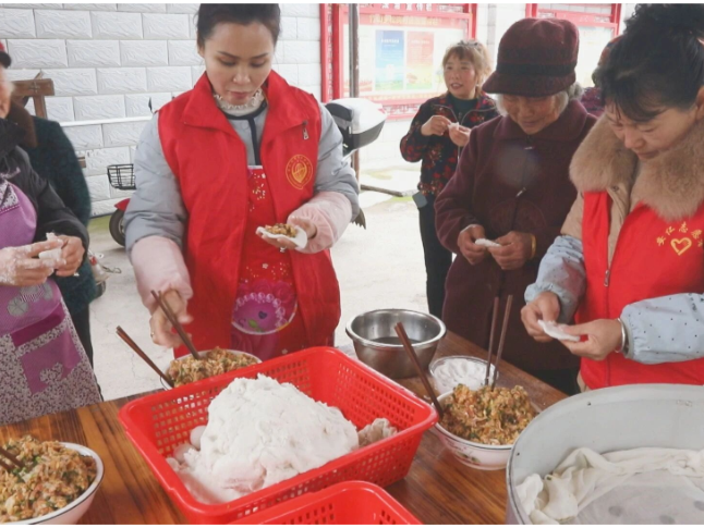 饺香传情庆元宵 志愿敬老暖桑榆