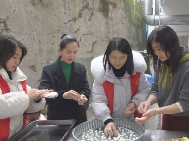 华王乡天际村：元宵活动热闹开场 村民共品传统味