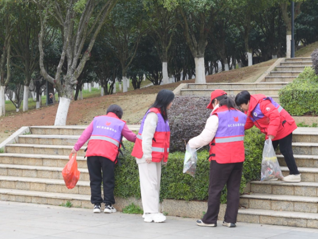 学雷锋践初心 志愿服务暖仁城