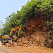 县公路建设养护中心快速处置山体落石 全力保障S211线道路畅通
