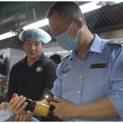 深夜亮剑护食安 县市监局联合公安开展专项夜查行动