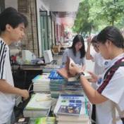 高三毕业生街头摆摊 让旧书“活”起来