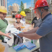 工伤宣传进工地 政策保障暖人心