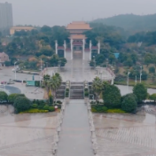 《欣欣向“融”》