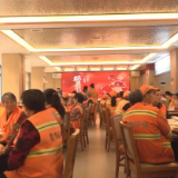 暖心午餐温暖一线“城市美容师”