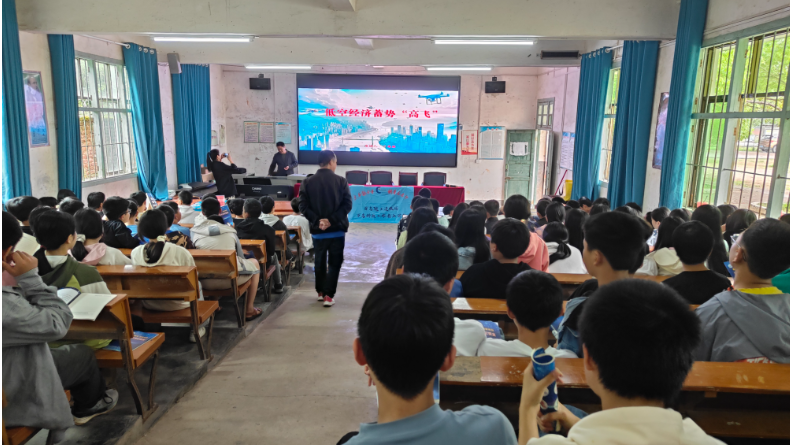 安仁县科协：低空科普知识走进龙市中学