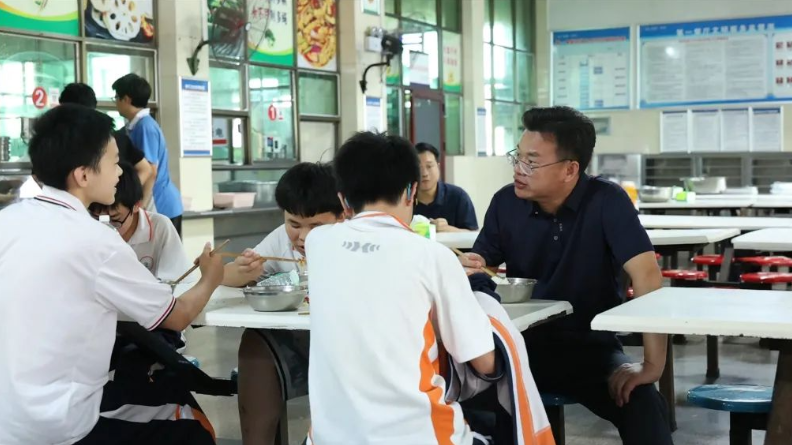 “四不两直”进校园 暖心共餐护安全
