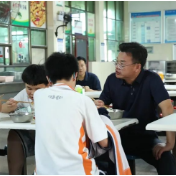 “四不两直”进校园 暖心共餐护安全