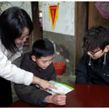 爱心助学暖寒冬 护航学子求学路