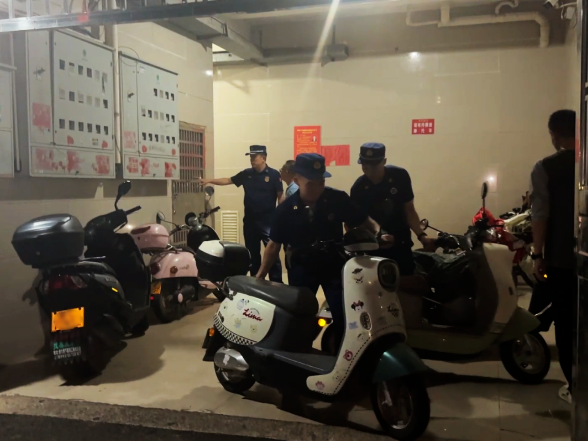 拉网排查电动车隐患 筑牢小区消防安全防线