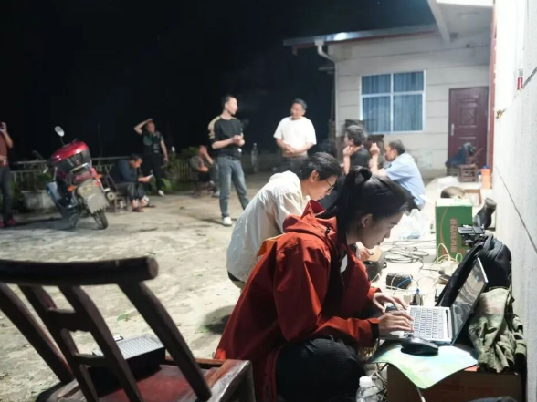 记者坐直升机进去，徒步6小时出来