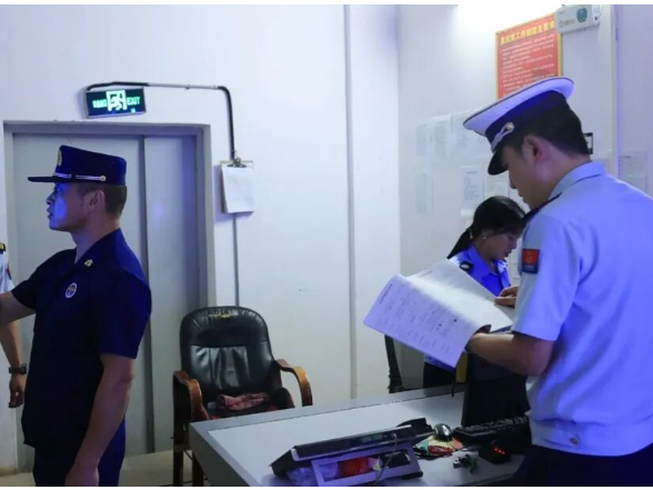 县消防救援局开展电动车消防安全隐患排查 筑牢辖区安全防线