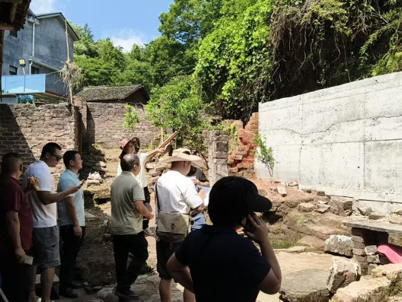 灵官镇切坡建房微治理圆满收官：210栋危房焕新 小资金撬动大民生