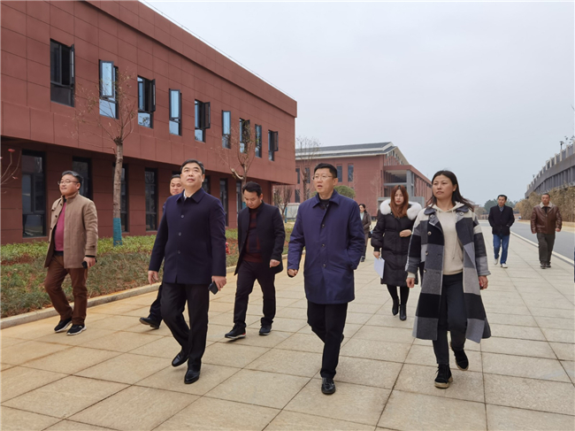 1203省教育厅领导来道视察芙蓉学校项目建设及学位建设工作01_副本.jpg