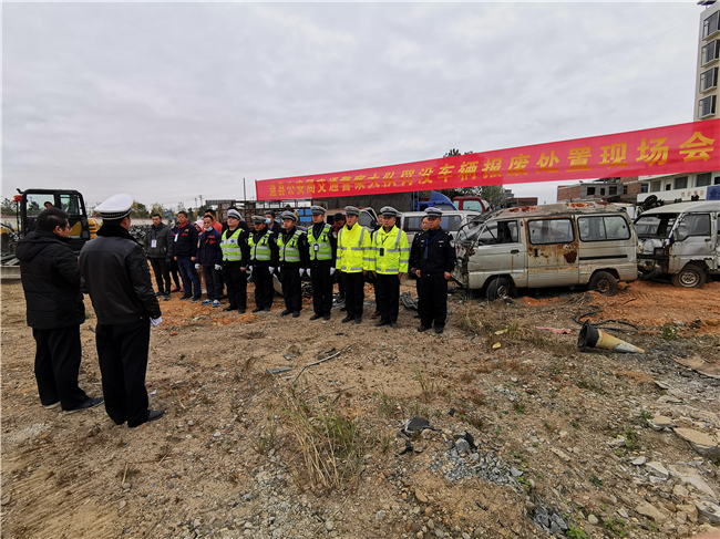 1204道县交警部门集中销毁两千多辆报废车辆.jpg