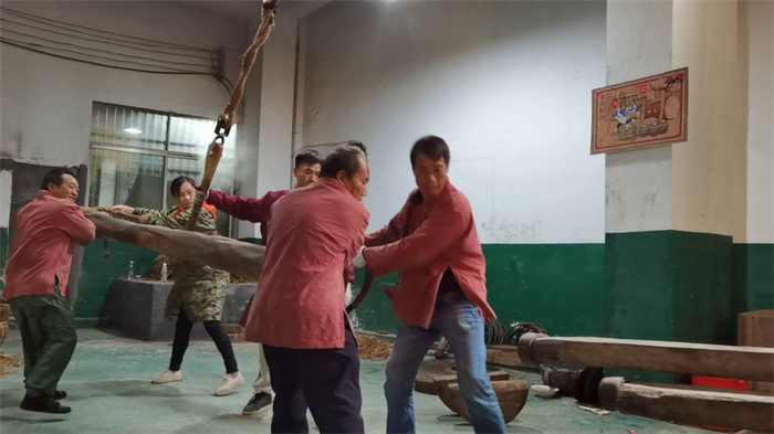 1118道县:古法油茶开榨 传统技艺吃香03.jpg 1118道县:古法油茶开榨 传统技艺吃香03.jpg