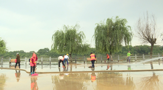 道县：清理雨后淤泥还原洁净路面