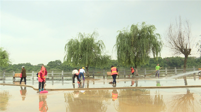 0522道县：清理雨后淤泥 还原洁净路面01_副本1.jpg