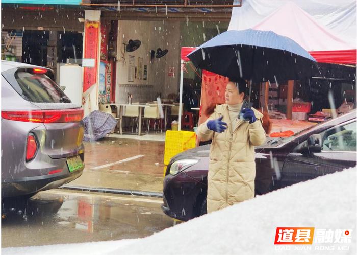 党委书记于霞在风雪中指挥车辆安全通过