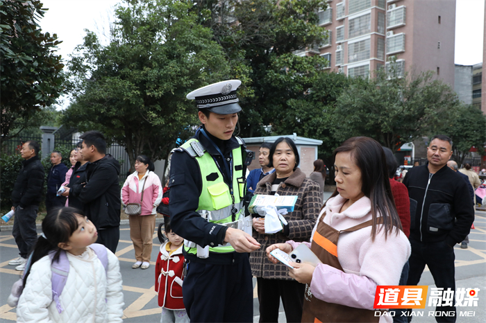 1125道县：交通安全进校园 守护学生平安路 (1)_副本.jpg