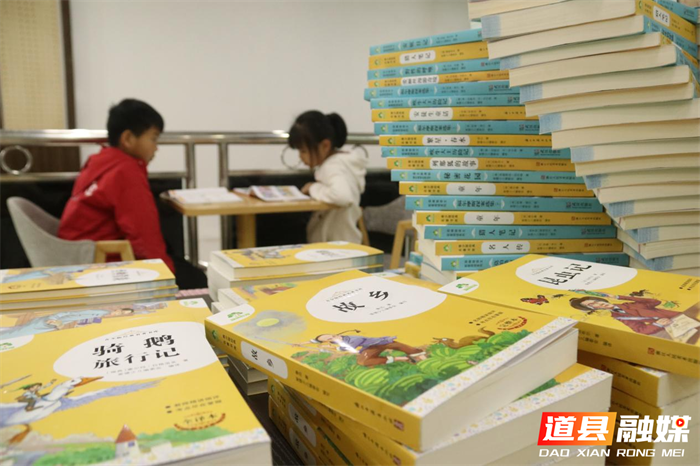 “五一”小长假期间，道县不少市民走进书店、图书馆等场所，阅读选购书籍，徜徉在书籍的海洋中，充实假日时光，享受读书的快乐。（周凤连 摄）
