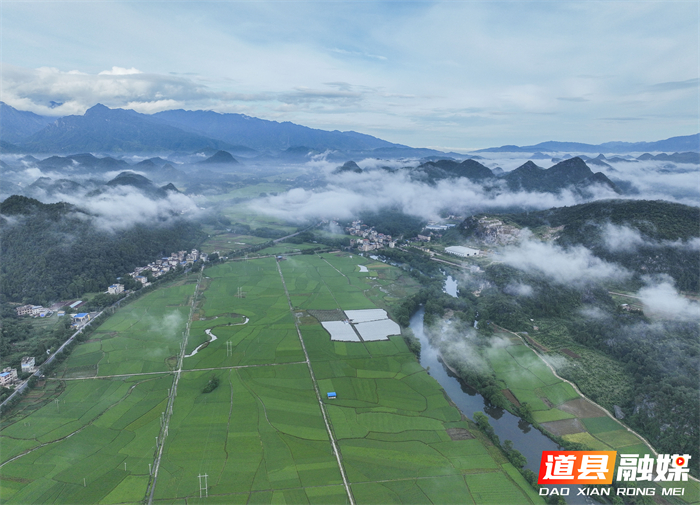 9月8日，道县寿雁镇安村一带云雾缭绕，与青山、河流、田园、村居、公路等交相辉映，构成一幅美丽的乡村画卷。蒋克青摄影