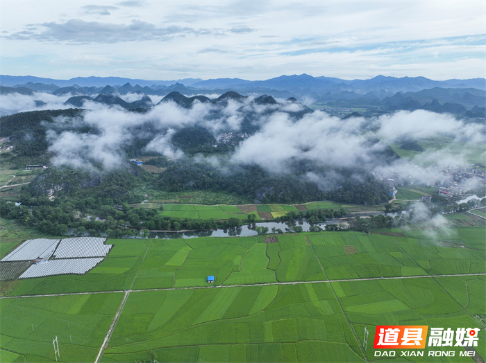9月8日，道县寿雁镇安村一带云雾缭绕，与青山、河流、田园、村居、公路等交相辉映，构成一幅美丽的乡村画卷。蒋克青摄影